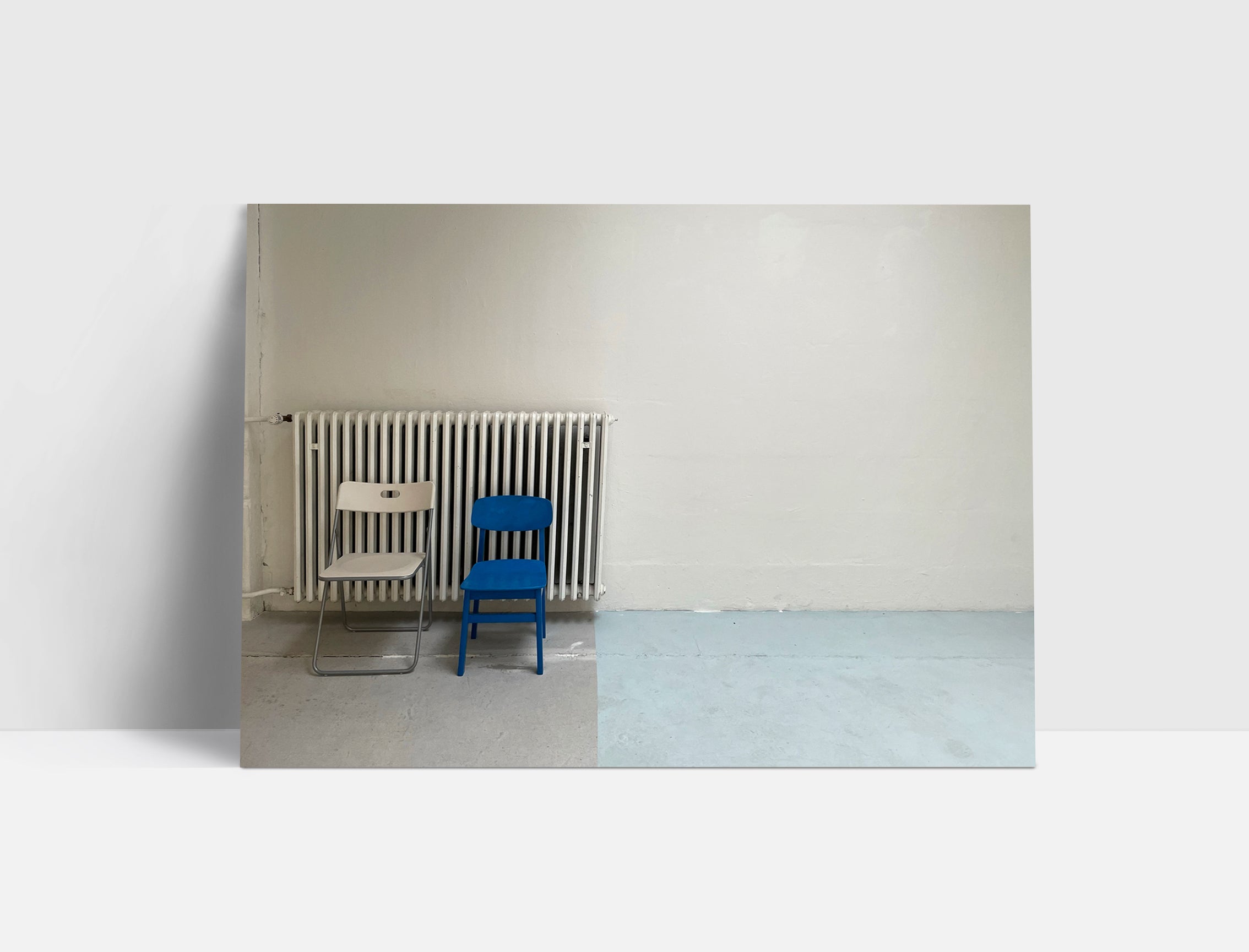 Fotografie "blue chair" auf Alu-Dibond